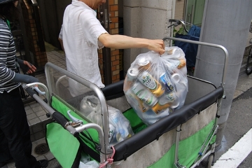 空き缶のリサイクル作業を行っています。